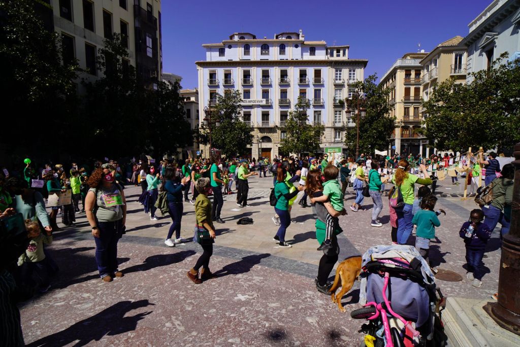 El PSOE SE SUMA A LAS PROTESTAS EN DEFENSA DE LAS ESCUELAS MUNICIPALES TRAS PONERLAS EN PELIGRO LA DERECHA protesta-hoy-en-la-plaza-del-carmen