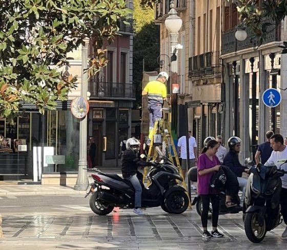 El PSOE denuncia que el PP borra los colores de las banderas LGTBI de semáforos de Granada semaforos_2-560x488