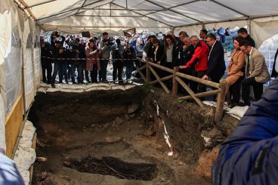 El Gobierno garantiza que "no se va a parar" hasta llegar a la "última de las exhumaciones" en el Barranco de Víznar visita_fosas-560x373