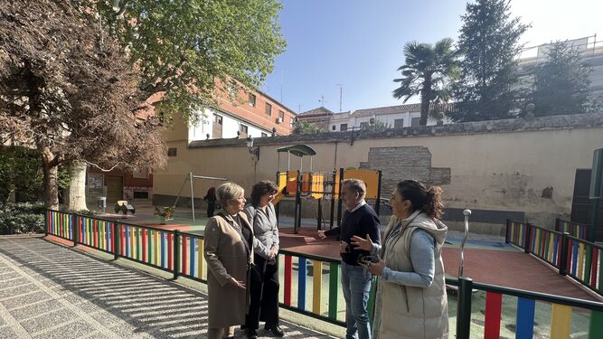 130 parques infantiles de Granada, sin contrato de mantenimiento